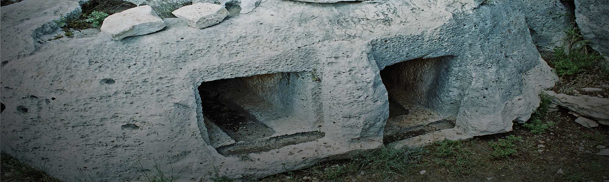 An interesting<br>grave-looking carving<br>in the stone